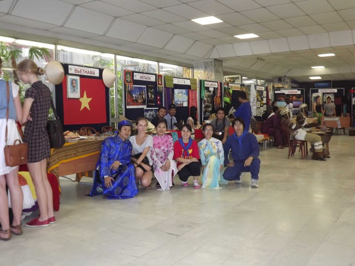 Một góc triển lãm văn hóa đón chào các tân sinh viên đến nhập trường 2/8/2012
